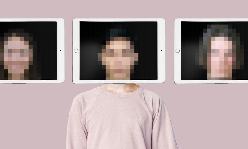 Eine Person steht vor rosafarbenem Hintergrund; vor ihrem Gesicht und seitlich davon schweben Tablets mit verpixelten Porträts auf den Displays.